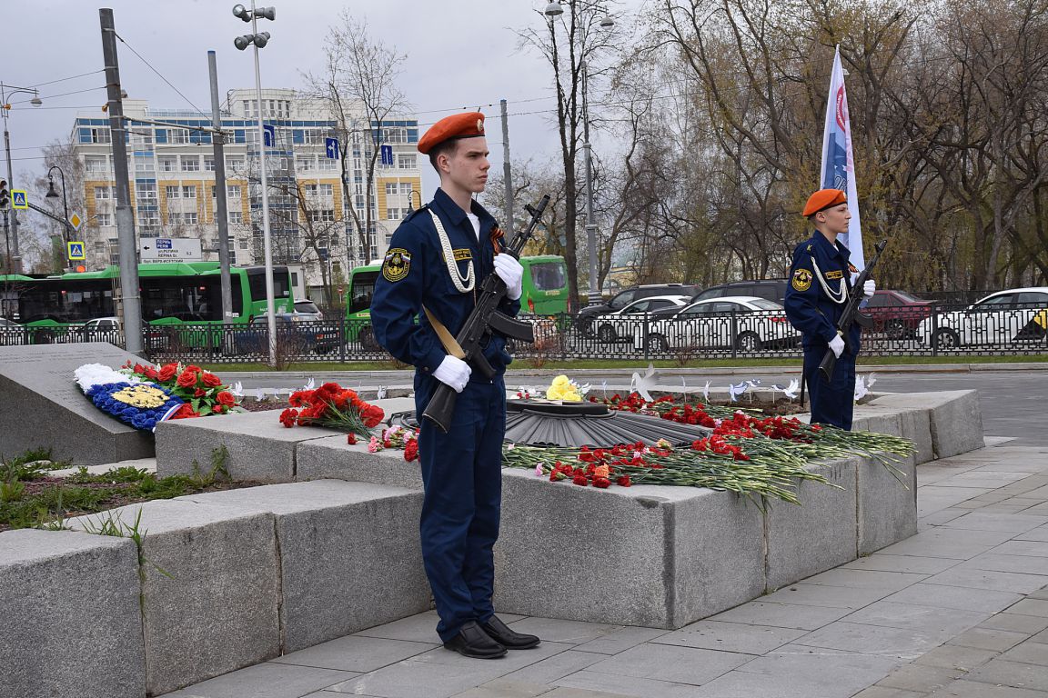 В Екатеринбурге началась патриотическая акция «Пост № 1» у Вечного огня.  Фото - «Уральский рабочий»